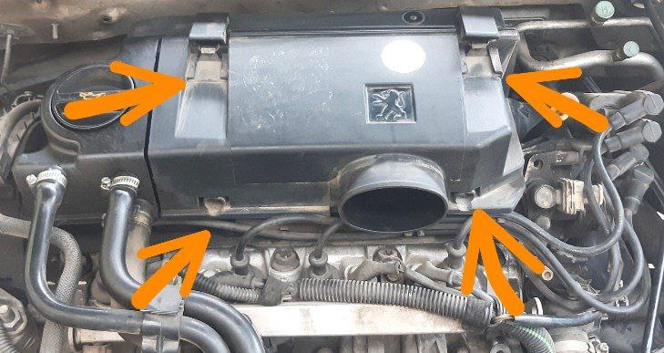 برای باز کردن محفظه فیلتر، بست های بالایی محفظه را باز کنید و پیچ های پایینی را کاملا شل کنید و درپوش محفظه را بردارید.